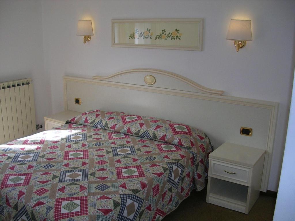 Hotel Rosalpina Riva del Garda Rom bilde
